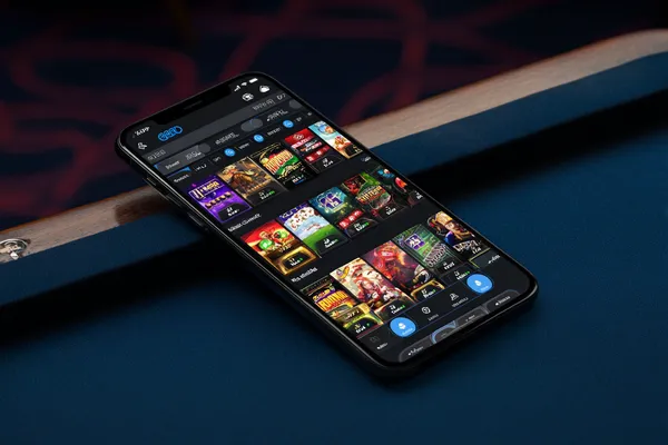 একজন তরুণী তার ফোনে আরাম করে গেম খেলছেন, আর চারপাশে ভাসছে ডায়নামিক ক্যাসিনো উপাদান—যা 4777BTE অ্যাপের মসৃণ মোবাইল অভিজ্ঞতাকে ফুটিয়ে তোলে।