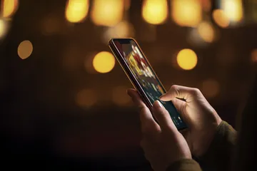 উজ্জ্বল স্লট মেশিনের পাশে হাস্যোজ্জ্বল এক নারী—যা 4777BTE–এর রোমাঞ্চকর স্লট সংগ্রহকে উপস্থাপন করে।