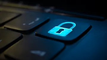 উজ্জ্বল লগইন প্রম্পটে আলোকিত একটি ল্যাপটপ—যা 4777BTE–এর সুরক্ষিত প্রবেশব্যবস্থাকে নির্দেশ করে।